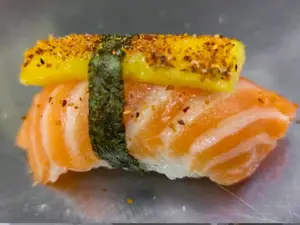 Nigiri salmón mango y tajín x2