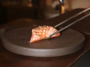 Trucha, soja dulce flambeada, sésamo x2