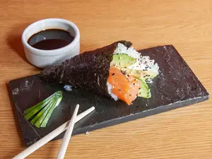 Temaki de salmón