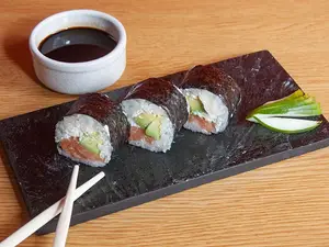 Maki sake roll