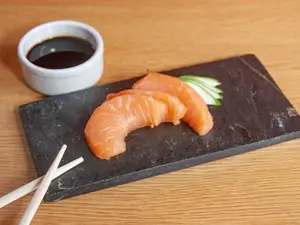 Sashimi de salmón fresco