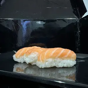 Roll niguiri de salmón