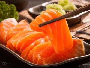 Roll sashimi de salmón