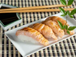 Niguiri de salmón gratinado 4u