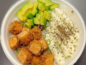 Sushi salad de salmón crispy