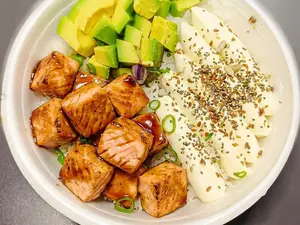 Sushi salad de salmón teriyaki