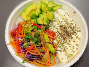 Sushi salad vegetales