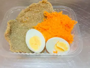 Milanesa de carne con zanahoria y huevo