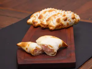 Empanada de jamón y queso