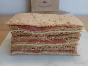 Sándwich de crudo y queso