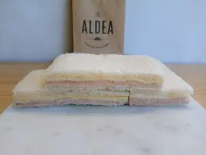 Sándwich de jamón y queso