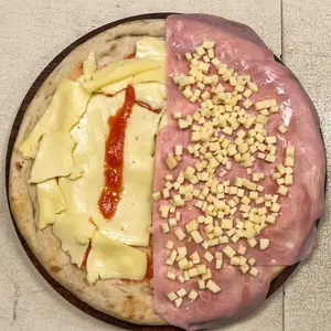 Pizza 1/2 muzza, provo c/jamón