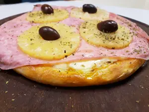 Pizza con ananá y jamón