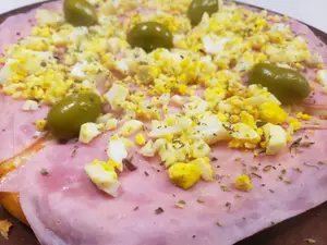 Pizza con jamón y huevo