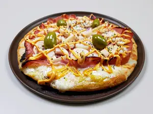 Pizza con palmitos y jamón