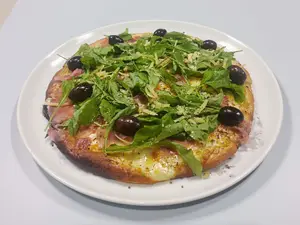 Pizza crudo, rúcula,parmesano