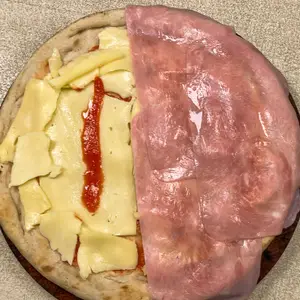 Pizza mixta de muzza y jamón
