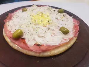 Fugazzeta con jamón