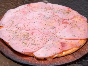 Pizza con jamón