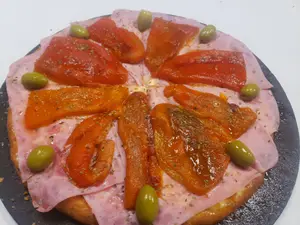 Pizza con jamón y morrones