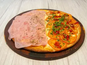 Pizza mixta de napo y jamón