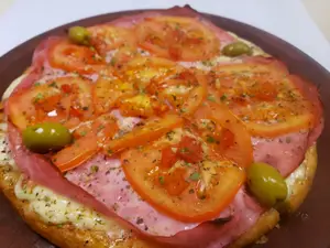 Pizza napolitana con jamón