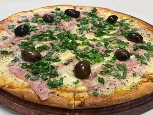 Pizza panceta con verdeo