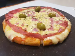 Pizza provolone con jamón