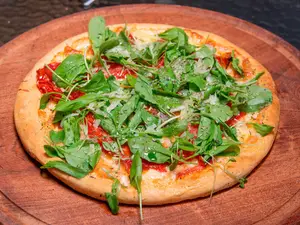Pizza rúcula,tomates secos