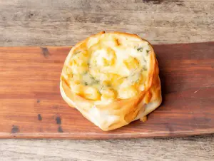 Empanada cuatro quesos