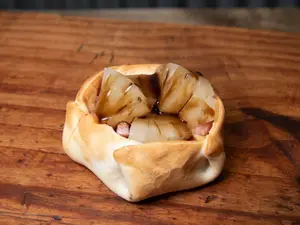Empanada de jamón y ananá