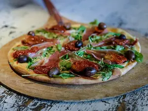 Pizza ch rúcula, jamón crudo