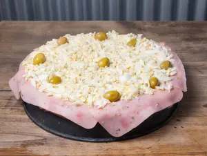 Pizza con jamón y huevo
