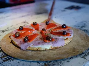 Pizza con jamón y morrones