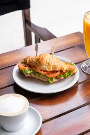 Croissant lomito