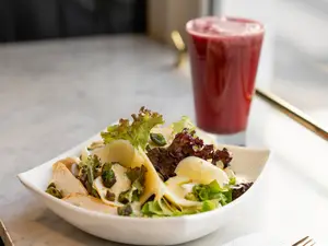 Ensalada Caesar + bebida