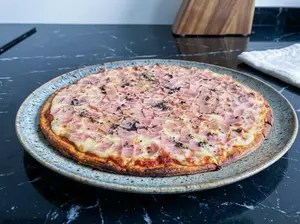 Pizza de jamón y queso