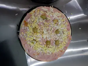 Pizza de jamón y huevo