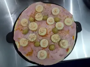 Pizza de jamón y palmitos