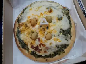 Pizza verdura con salsa blanca