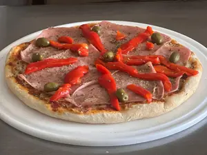 Pizza jamón y morrón
