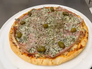 Pizza jamón y roquefort