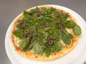 Pizza mozzarella y albahaca