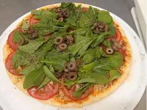 Pizza tomate y rucula