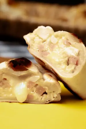 Empanada de jamón y queso