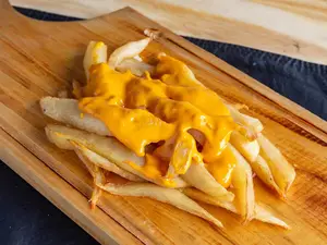 PAPAS CON CHEDDAR