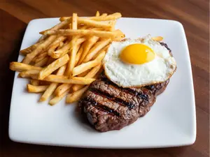 Bife de chorizo + fritas/huevo