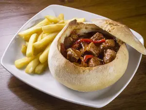 Cazuela de lomo c/ fritas