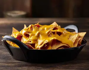Nachos con queso cheddar