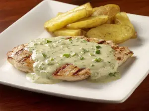 Pechuga al verdeo con fritas